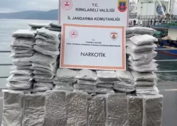 İstanbul Açıklarında Düzenlenen Operasyonda 200 Kg Skunk Ele Geçirildi İstanbul Açıklarında Düzenlenen Operasyonda 200 Kg Skunk Ele Geçirildi