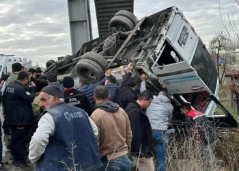 Özel halk otobüsü üst geçide çarptı: 4 ölü, 13 yaralı