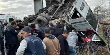 Özel halk otobüsü üst geçide çarptı: 4 ölü, 13 yaralı