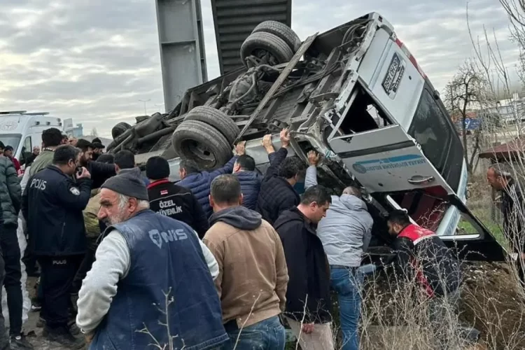Özel halk otobüsü üst geçide çarptı.
