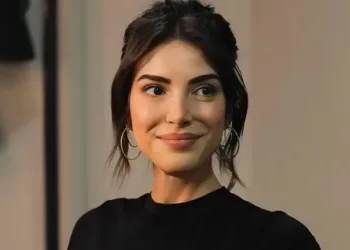 Deniz Baysal'a sette erken doğum günü kutlaması Deniz Baysal’a sette erken doğum günü kutlaması