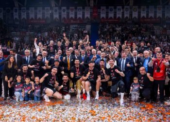 Efeler Ligi’nin şampiyonu Ziraat Bankkart!