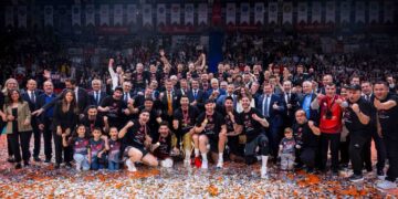 Efeler Ligi’nin şampiyonu Ziraat Bankkart!