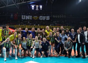 Fenerbahçe, VakıfBank'ı karar setinde devirdi! Fenerbahçe, VakıfBank’ı karar setinde devirdi!