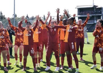 Galatasaray, Fenerbahçe’yi geriden gelip yendi!