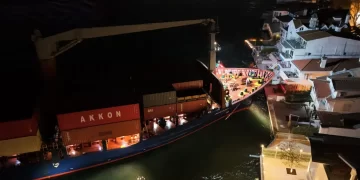 İstanbul Boğazı’nda gemi arızası: Yalılara çarpmaya metreler kala karaya oturdu