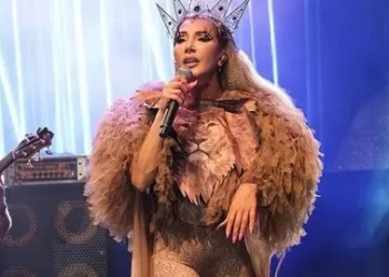 Hande Yener ödülü alır almaz kırıdı
