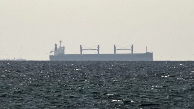 İran Devrim Muhafızları İsrail ile bağlantılı iki gemiyi ele geçirdi.