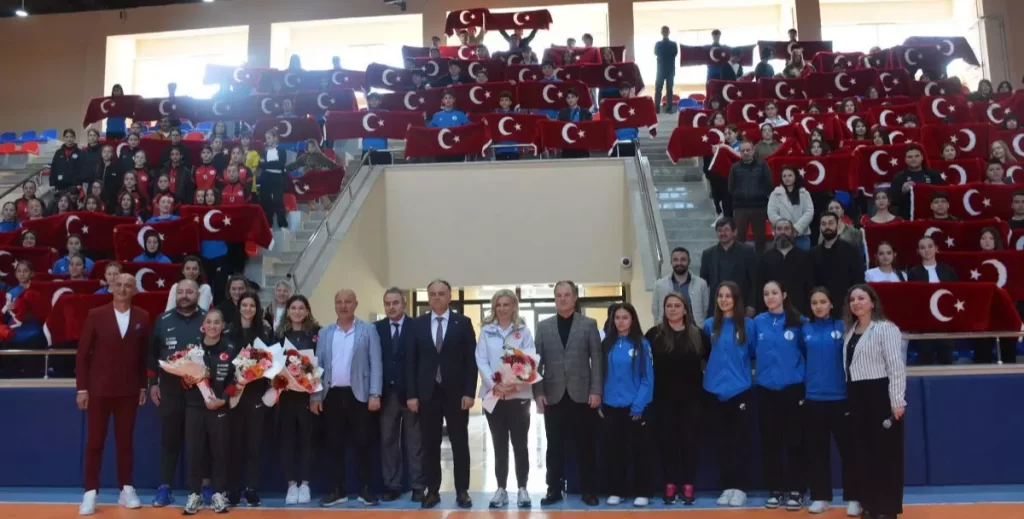 Kadın A Milli Futbol Takımı, Sinop’ta öğrencilerle bir araya geldi! kadin a milli futbol takimi sinopta ogrencilerle bir araya geldi habermeydan e1776352152983