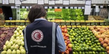 Meyve ve sebzedeki fahiş fiyat artışına 42,3 milyon lira ceza Meyve ve sebzedeki fahiş fiyat artışına 42,3 milyon lira ceza