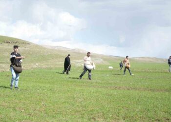 Muş Kırköy’de, imece usulü gübreleme yapıldı!