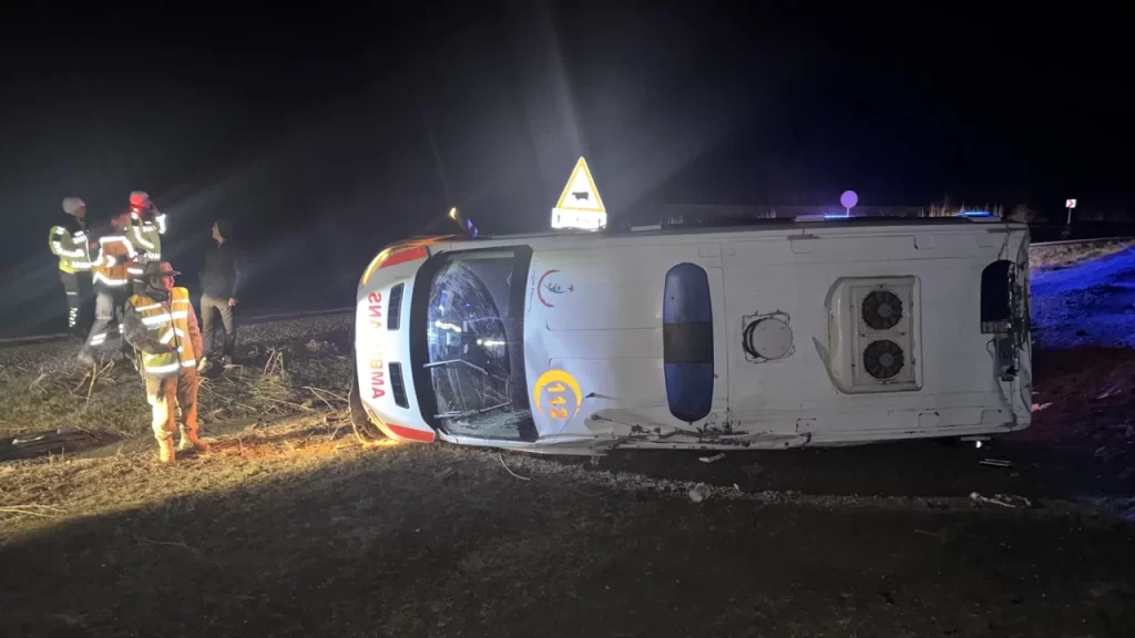 mus malazgirt yolunda ambulans sarampole devrildi habermeydan