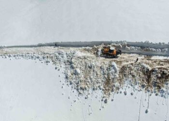 Muş’ta, 5 metrelik karla zorlu mücadele sürüyor!