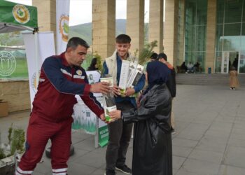 Muş’ta, Alparslan üniversitesi öğrencilerine fidan dağıtıldı!