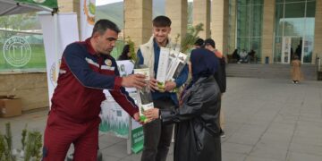 Muş’ta, Alparslan üniversitesi öğrencilerine fidan dağıtıldı!