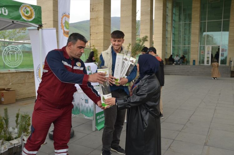 musta alparslan universitesi ogrencilerine fidan dagitildi habermeydan