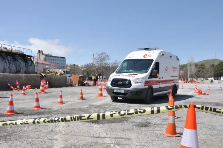 Muş'ta, ambulans sürücülerine sürüş eğitimi verildi! musta ambulans suruculerine surus egitimi verildi habermeydan