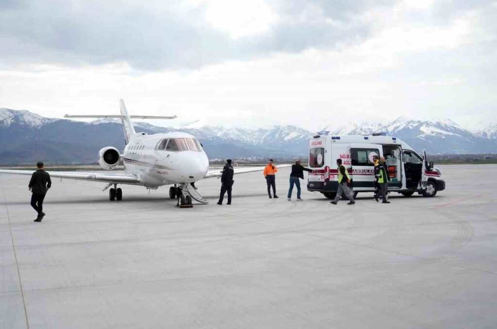 musta ambulans ucak yenidogan bebek havalandi habermeydan e1775143909924