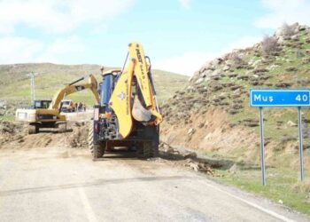 Muş’ta, aşırı yağışlar nedeniyle kara yolu çöktü!