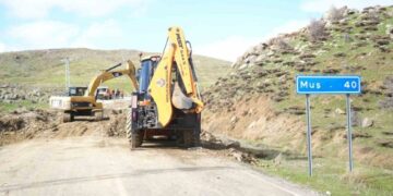 Muş’ta, aşırı yağışlar nedeniyle kara yolu çöktü!