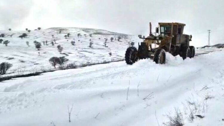 musta kar yagisi 55 koy yolunu kapadi habermeydan