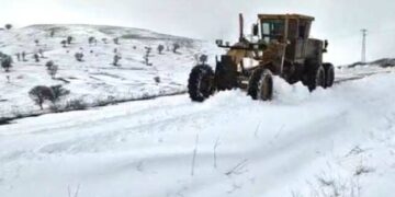 Muş’ta, kar yağışı 55 köy yolunu kapadı!