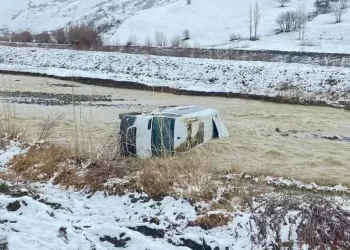 Muş’ta, yolcu minibüsü dereye uçtu!