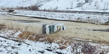 Muş’ta, yolcu minibüsü dereye uçtu!