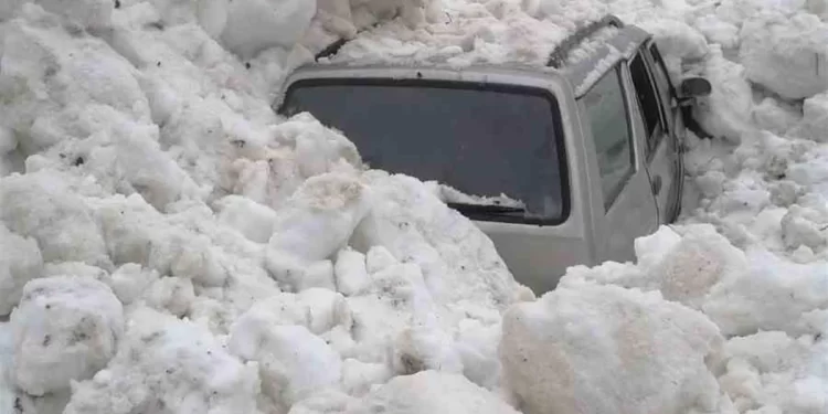 Nisan ayında çığ felaketi: 4 kişinin bulunduğu araçta can pazarı