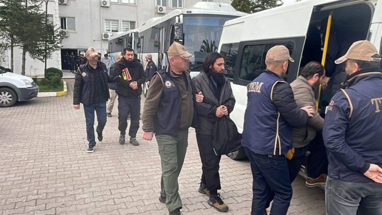 34 ilde IŞİD operasyonu: 198 kişi gözaltında 34 ilde IŞİD operasyonu...