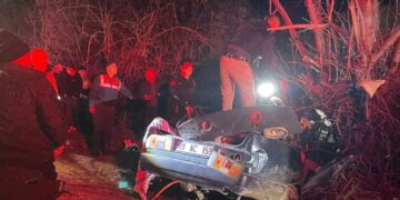 Otomobil ağaca çarptı: 3 kişi hayatını kaybetti