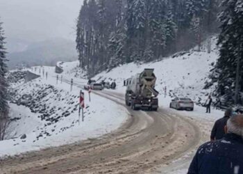 Sinop Ayancık’ta, etkili kar yağışı sürücüleri zora soktu!