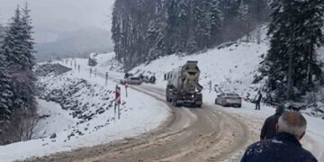 Sinop Ayancık’ta, etkili kar yağışı sürücüleri zora soktu!