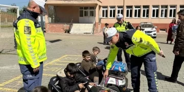 Sinop Saraydüzü’nde, minikler trafik kurallarını uygulamalı öğreniyor!