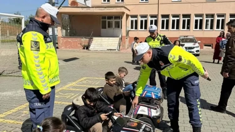 sinop sarayduzunde minikler trafik kurallarini uygulamali ogreniyor habermeydan