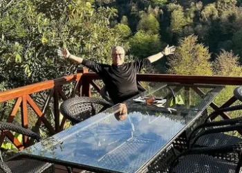 Cengiz Kurtoğlu’nun çay bahçeleriyle çevrili köy evi ilgi gördü