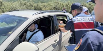 Jandarmadan Durdurduğu Sürücülere Ceza Yerine Çikolata Jandarmadan Durdurduğu Sürücülere Ceza Yerine Çikolata