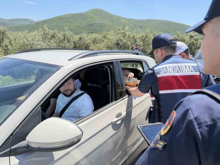 Jandarmadan Durdurduğu Sürücülere Ceza Yerine Çikolata Jandarma habermeydan