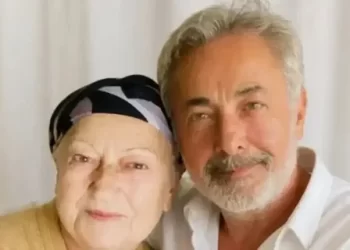 Mehmet Aslantuğ annesine veda etti