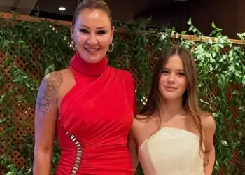 Pınar Altuğ ve Yağmur Atacan’ın kızı Su görenleri büyüledi Pınar Altuğ ve Yağmur Atacan’ın kızı Su görenleri büyüledi