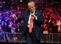 Sanatçılar tek tekiptal etti: Trump tek başına sahneye çıkacak Sanatçılar tek tekiptal etti: Trump tek başına sahneye çıkacak