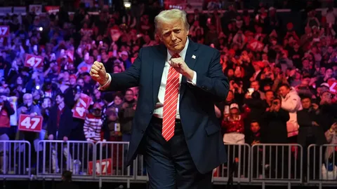Sanatçılar tek tekiptal etti: Trump tek başına sahneye çıkacak Trump tek basina sahneye cikacak habermeydan