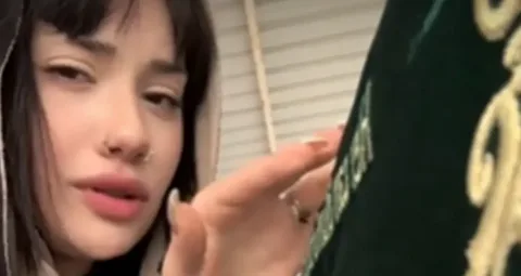 Umut Akyürek'in kızı, Melek Bal dedesinin tabutunun başında video çekti! Umut Akyurek kizi Melek Bal dedesinin tabutunun basinda video cekti habermeydan