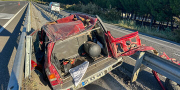 Uşak-İzmir yolunda kaza! Bariyerlerin arasına girdi