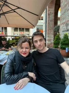 Zeyno Günenç ile Alp Eren Khamis 22 yıl sonra bir araya geldi Zeyno Gunenc ile Alp Eren Khamis 22yil sonra biraraya geldi1 habermeydan