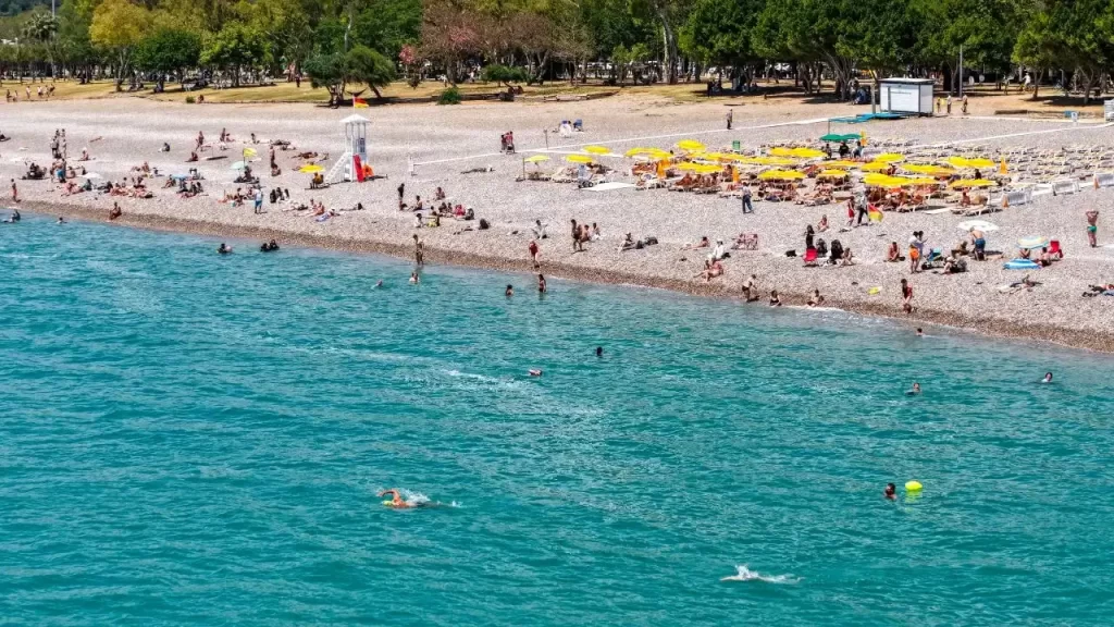 Antalya’da bayram tatilinde sahiller doldu antalya sahil habermeydan
