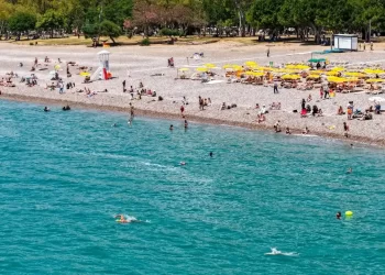 Antalya’da bayram tatilinde sahiller doldu Antalya’da bayram tatilinde sahiller doldu