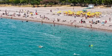 Antalya’da bayram tatilinde sahiller doldu Antalya’da bayram tatilinde sahiller doldu