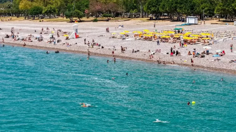 Antalya’da bayram tatilinde sahiller doldu Antalya’da bayram tatili...