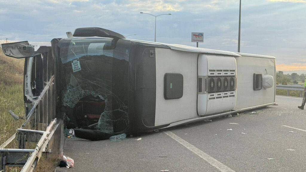 Balıkesir’de yolcu otobüsü devrildi: 25 kişi yaralandı balikesirde yolcu otobusu devrildi 25 yarali habermeydan